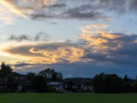 Leuchtende Wolkenwand im abendlichen Sonnenschein